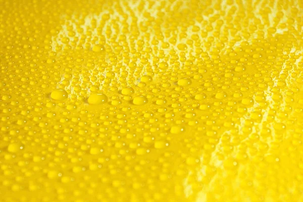 Природні Краплі Води Жовтому Фоні Текстури Золотистого Кольору — стокове фото