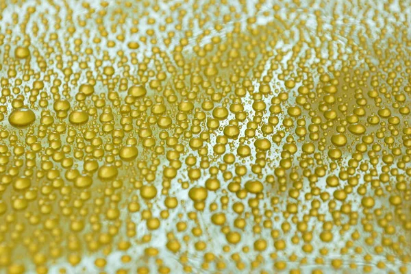 Gotas Água Naturais Fundo Amarelo Textura Cor Dourada — Fotografia de Stock