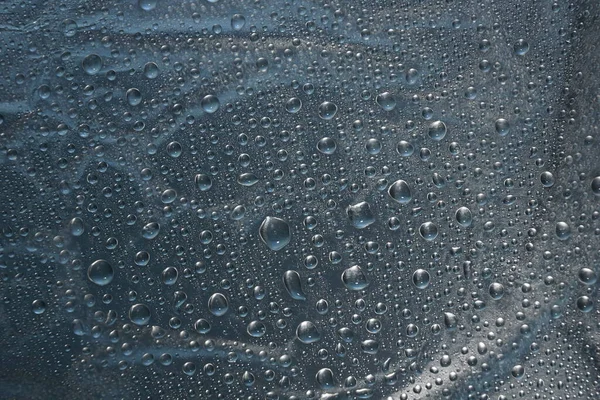 金属表面纹理上的水滴背景光亮的金属表面 — 图库照片