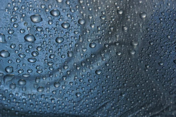 金属表面上の水滴テクスチャ背景光沢のある金属表面 — ストック写真