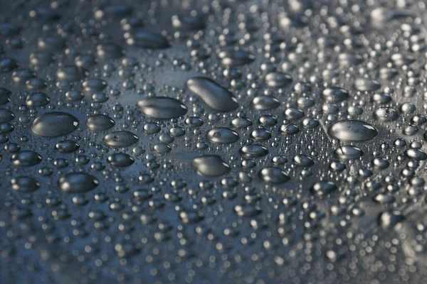 金属表面纹理上的水滴背景光亮的金属表面 — 图库照片