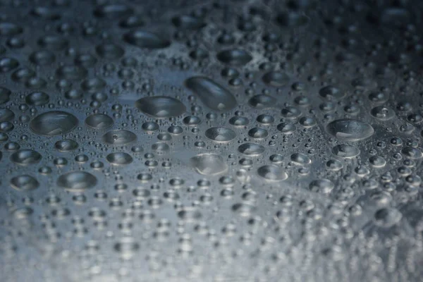 金属表面上の水滴テクスチャ背景光沢のある金属表面 — ストック写真