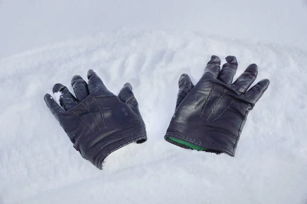 Dwie Czarne Skórzane Rękawice Śniegu — Zdjęcie stockowe