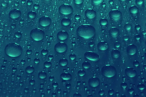 Mavi arkaplan dokusuna su damlaları yakın plan