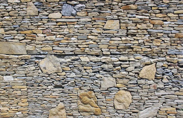 壁は天然石の石灰岩の砂岩のテクスチャの背景光を断片 岩のテクスチャ 外装要素 — ストック写真