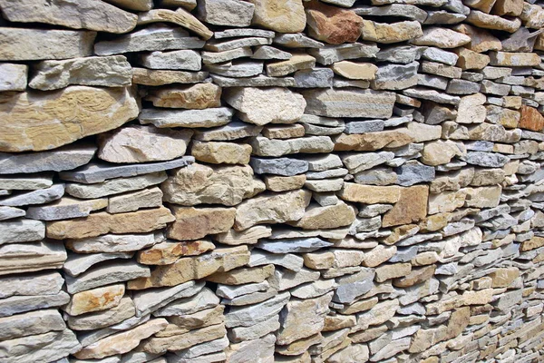 壁は天然石の石灰岩の砂岩のテクスチャの背景光を断片 岩のテクスチャ 外装要素 — ストック写真