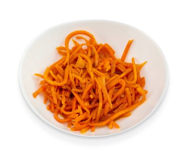 Kore havuç salatası dilimlenmiş havuç, sarımsak, sebze yağı ve baharatlar beyaz salata kasesinde izole edilmiş beyaz arka plan yakın plan.