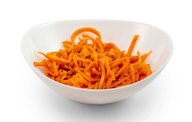 Kore havuç salatası dilimlenmiş havuç, sarımsak, sebze yağı ve baharatlar beyaz salata kasesinde izole edilmiş beyaz arka plan yakın plan.