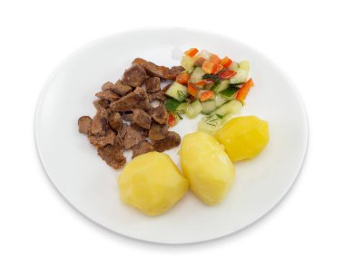 Öğle yemeği tabağı. Kızarmış ciğer parçaları haşlanmış patates taze sebze salatalık domatesi. izole edilmiş beyaz arkaplan yakın plan