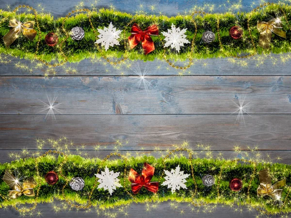 Karácsonyi Zöld Koszorú Gyöngyök Golyók Hópelyhek Fenyőtoboz Karácsonyi Dekoráció Háttér — Stock Fotó
