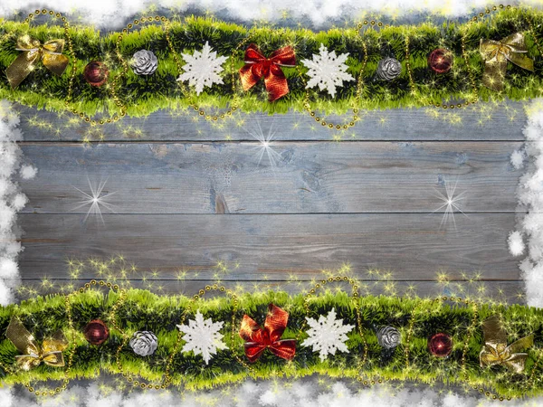 Karácsonyi Zöld Koszorú Gyöngyök Golyók Hópelyhek Fenyőtoboz Karácsonyi Dekoráció Háttér — Stock Fotó
