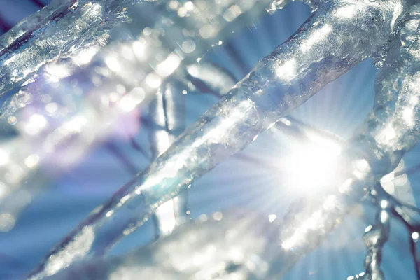 태양의 광선과 고드름 봄이나 겨울철에는 고드름이 녹는다 아름다운 — 스톡 사진