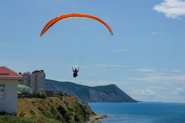 Anapa Tatil Beldesinde Bir Paraşütçü Paraşütü Ile Denizin Üzerinde Uçmak — Stok fotoğraf