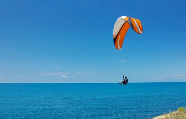 Anapa Tatil Beldesinde Bir Paraşütçü Paraşütü Ile Denizin Üzerinde Uçmak — Stok fotoğraf