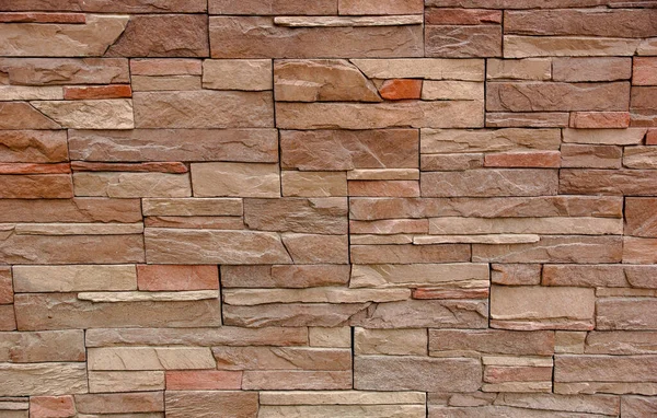 タイルの石の壁のテクスチャの背景に直面する 現代的な素材です 人工石石膏です サンゴの色 — ストック写真