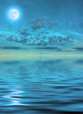 Ay gece yıldızları bulutlanır. Ay ışığı suyu yansıtır. Ay rengi sıvısı. Gece sahnesi. mor