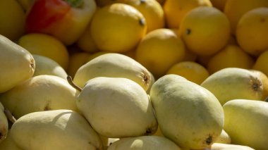Armut armut. Marketin tezgahında armutlar. Yakın plan.