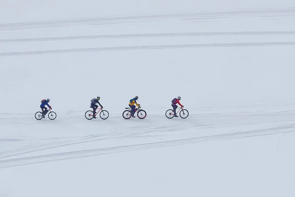 Ciclismo Grupo Atletas Passeio Bicicleta Campo Nevado Treinamento Inverno Neve — Fotografia de Stock