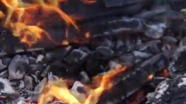 Barbekü için ateş dumanı ve kömür. Mutfak teması için arka plan Et kızartma