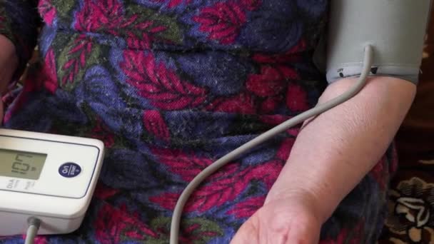Kontrollera Pulsen Med Automatisk Pulsmätare Äldre Kvinna Mäter Sitt Blodtryck — Stockvideo