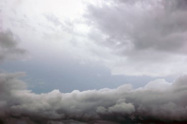 Akşam arkaplanındaki yağmur bulutları