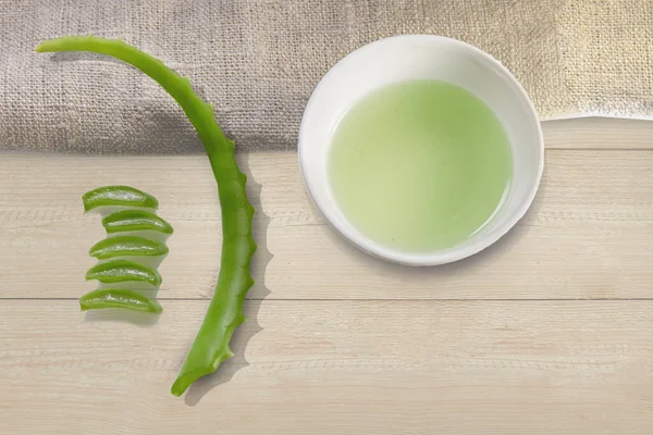 Aloe Vera Medicinalväxt Bitar Skära Juice Cup Trä Bakgrund Botanisk — Stockfoto