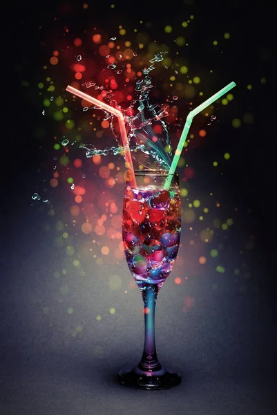 Cocktail Natura Morta Festivo Amanti Bicchiere Con Cuori Con Una — Foto Stock