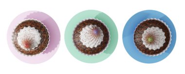 Üç lezzetli kek krema serpiştirilmiş çikolata parçacıkları bir sepetin içinde izole edilmiş beyaz. Düz, üst görünüm