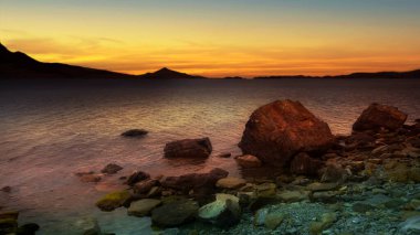 Duvar kağıdı tasarımı için güzel bir deniz manzarası. Doğa manzarası. Kayalık bir kıyı manzarası. Okyanus kıyısı. Cennet plajı.