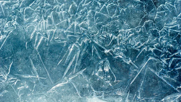 Krásná Textura Ledu Prasklinami Zamrzlé Kaluže Asfaltu Pro Texturování Nebo — Stock fotografie