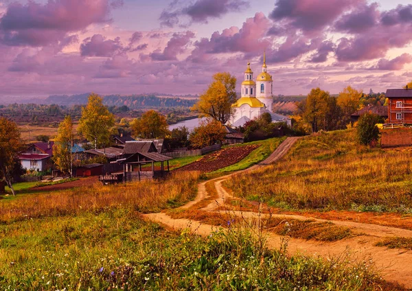 Piękny Wiejski Krajobraz Jesień Prawosławny Biały Kościół Droga Świątyni Rosja — Zdjęcie stockowe