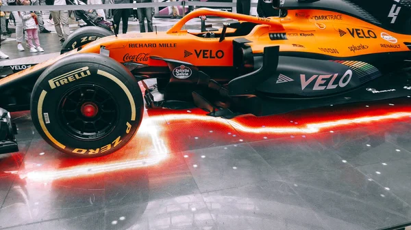 Minsk, Belarus - 27 Eylül 2020: gösteri gösterisi McLaren yarış arabası bolide sergilenmektedir. Süper yakın çekim yüksek teknolojili yarış arabası. Spor araba, tekerleklerin altında neon ışıklar gösteriyor.. 