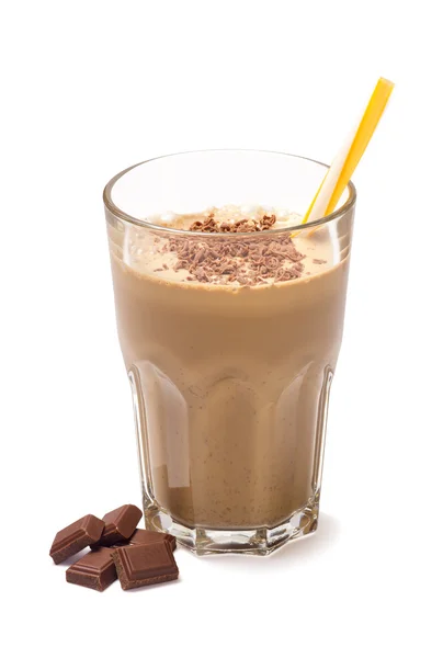 Glas choklad smoothie isolerade — Stockfoto