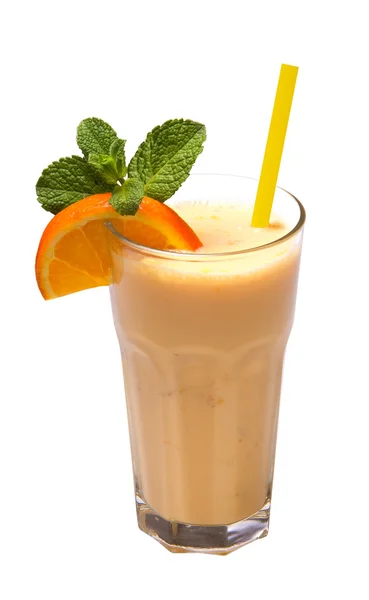 Апельсиновый коктейль на белом фоне — стоковое фото