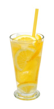 Beyaz arka plan üzerinde izole bir bardak limonata