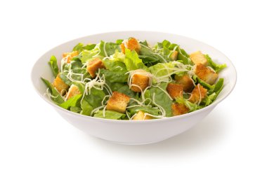 Sezar salatası izole bir beyaz tabak içinde 