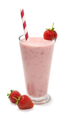 Beyaz arkaplanda izole edilmiş çilekli smoothie