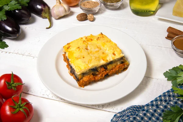 Griechische Moussaka Hautnah Gericht Mit Den Zutaten Auf Dem Weißen — Stockfoto