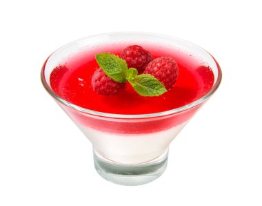 Ahududu sütlü jöle ve nane yapraklı dondurma kasesi, beyaz arka planda izole edilmiş. Yakın plan..