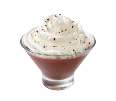 Dondurma kasesinde kremalı sütlü çikolatalı puding, beyaz arka planda izole edilmiş. Yakın plan..