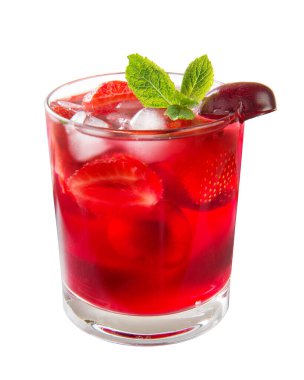Çilek ve kirazlı Sangria, beyaz arka planda izole edilmiş bir bardakta bir nane filizi. Yakın plan..