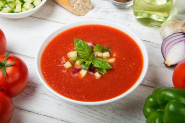 Gazpacho. Geleneksel İspanyol domates çorbası. Taze domates, salatalık, dolma biber ve fesleğen..