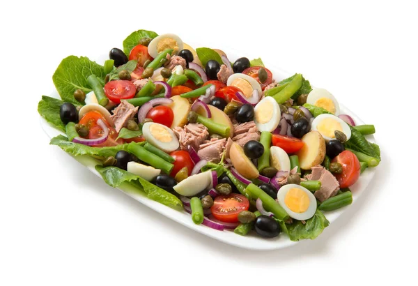 Ensalada Tradicional Nicoise Una Ensaladera Rectangular Blanca Aislada Sobre Fondo —  Fotos de Stock