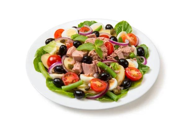 Ensalada Nicoise Con Atún Tomate Lechuga Aceitunas Plato Blanco Aislado —  Fotos de Stock