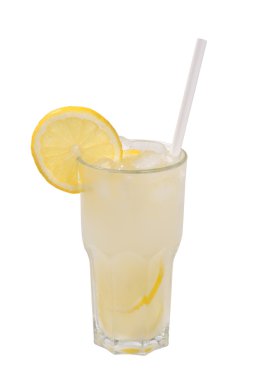İzole bir bardak limonata