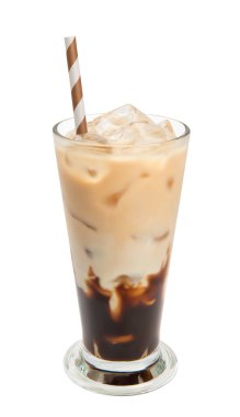 Beyaz arka planda izole edilmiş uzun bir bardakta buzlu kahve..