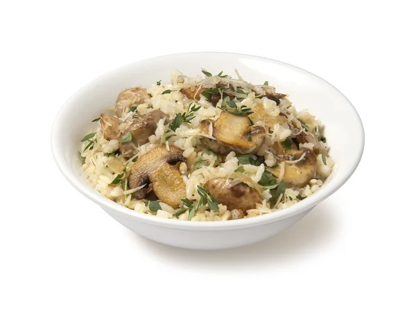 Beyaz arka plan üzerinde mantarlı risotto