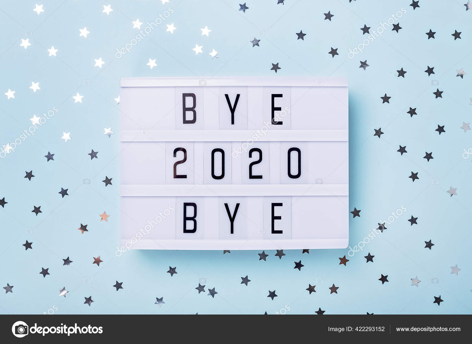 文字为bye Bye 蓝色背景的光盒顶部视图新年庆祝活动21年新年快乐概念 图库照片 C Lizaelesina 文字为bye Bye 蓝色背景的光盒顶部视图新年庆祝活动21年新年快乐概念 图库照片 C Lizaelesina
