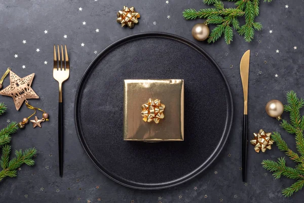 Weihnachtstisch Mit Schwarzem Keramikteller Geschenkbox Und Goldenen Accessoires Auf Schwarzem — Stockfoto