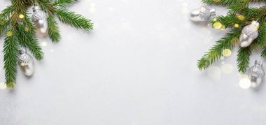 Noel yatay afişi. Arkaplanda gümüş meşe ağaçları olan firavun ağacı dalları. Üst Manzara. Uzayı kopyala Bokeh etkisi - Resim